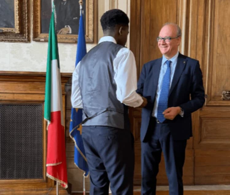 Valditara onora lo studente che ha salvato l'insegnante accoltellata a Roma