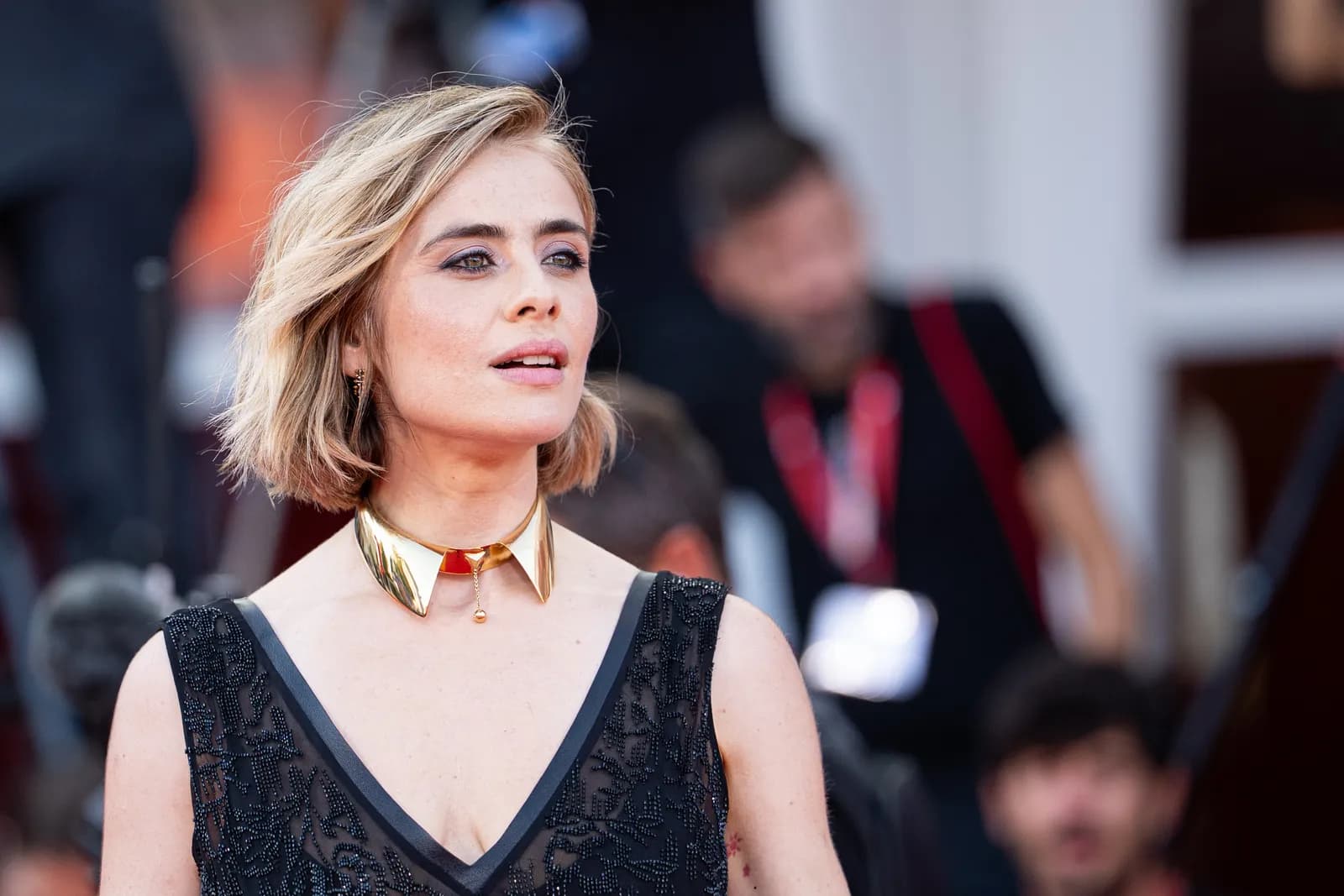 Venezia, Greta Scarano lancia un segnale forte contro i femminicidi sul red carpet