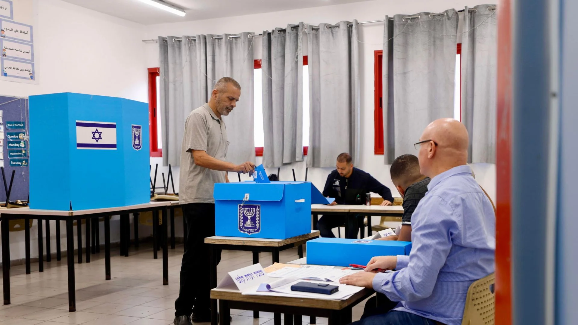 Elezioni in Israele, Netanyahu sfida il governo: affluenza in crescita, duello aperto con Eisenkot