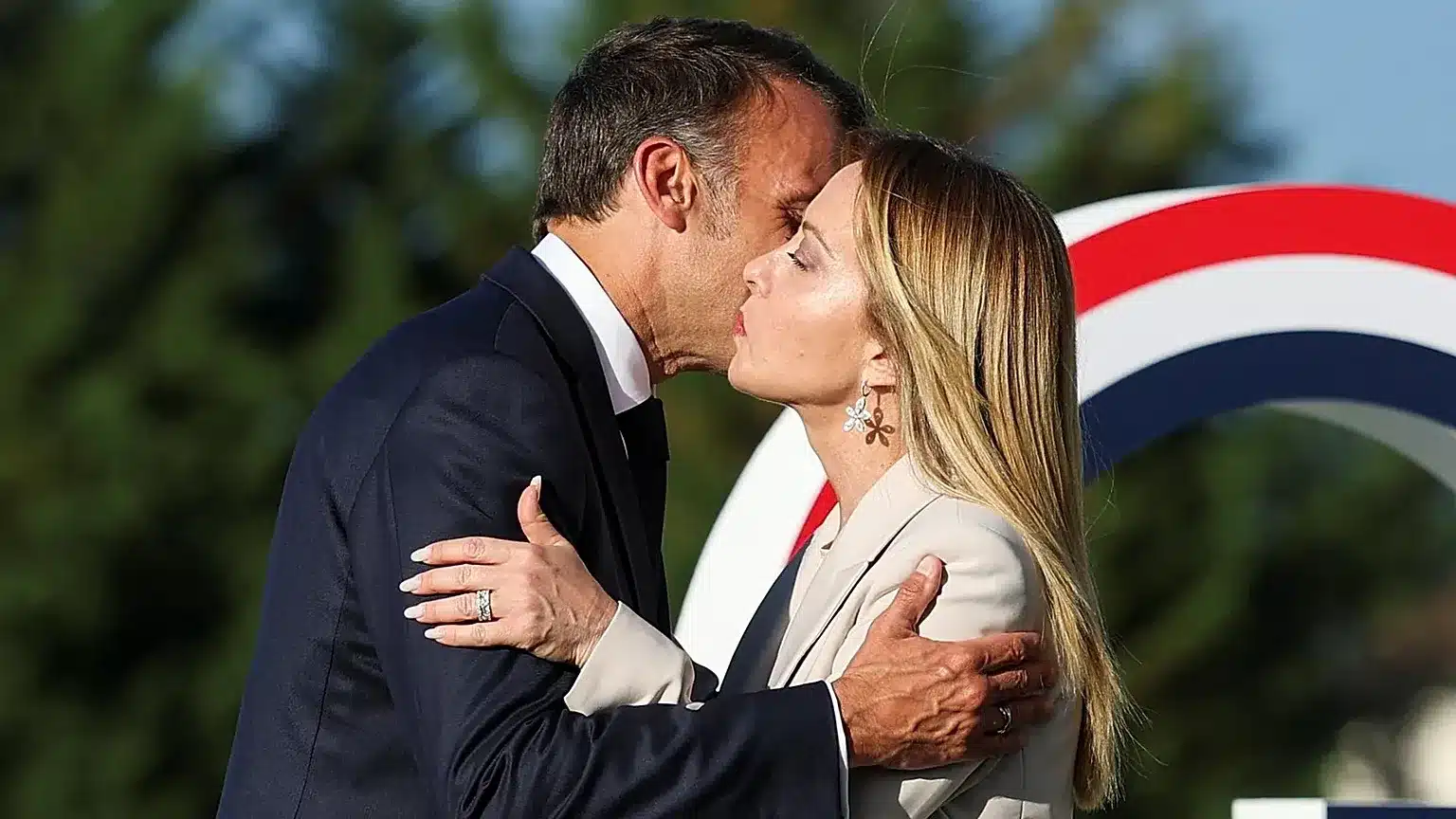 Meloni-Macron: "Nessun gelo tra Italia e Francia", cooperazione su difesa ed energia