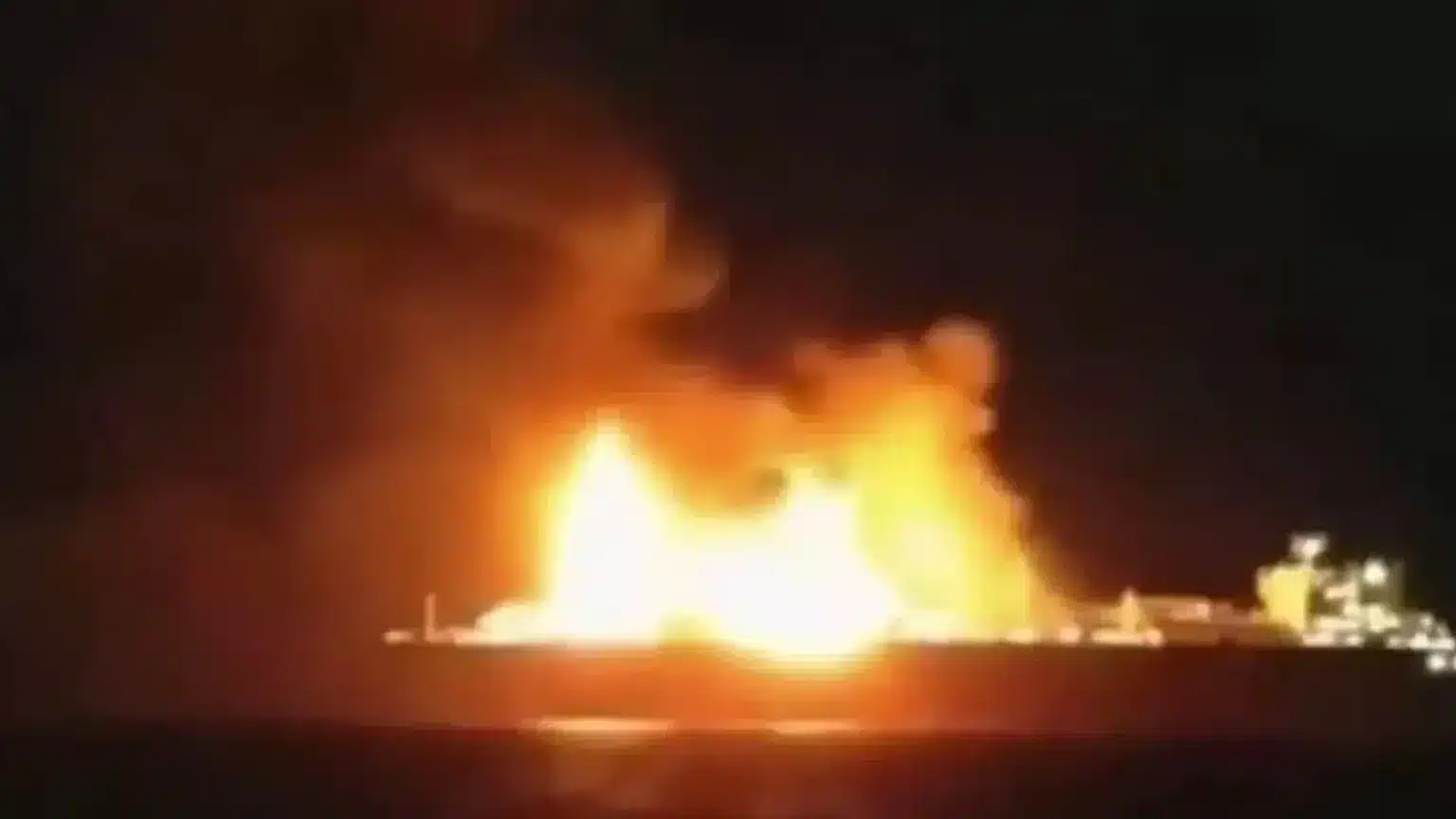 Nel Mediterraneo in fiamme una nave di Gnl legata alla “flotta ombra” russa