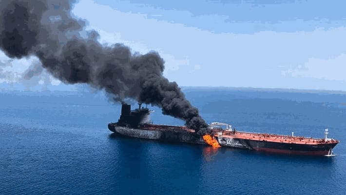 Petroliera in fiamme nello Stretto di Hormuz, equipaggio messo in salvo