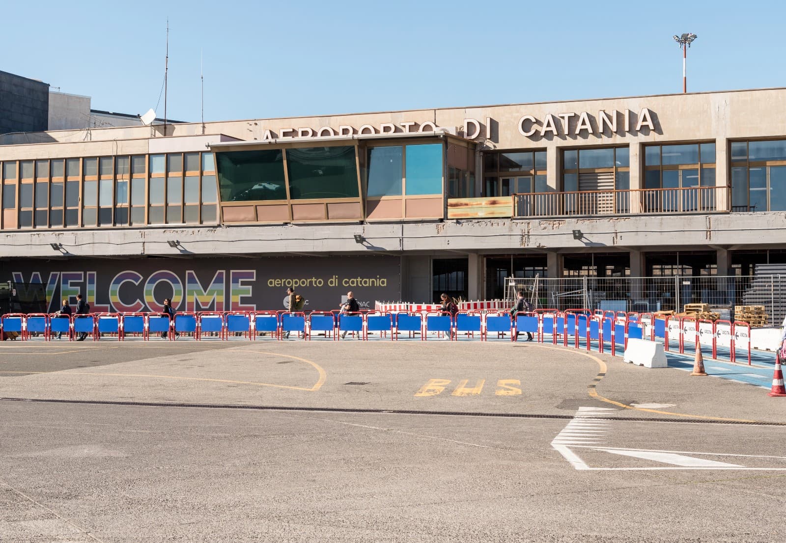 Etna, voli sospesi a Catania: aeroporto chiuso fino a lunedì a causa della cenere