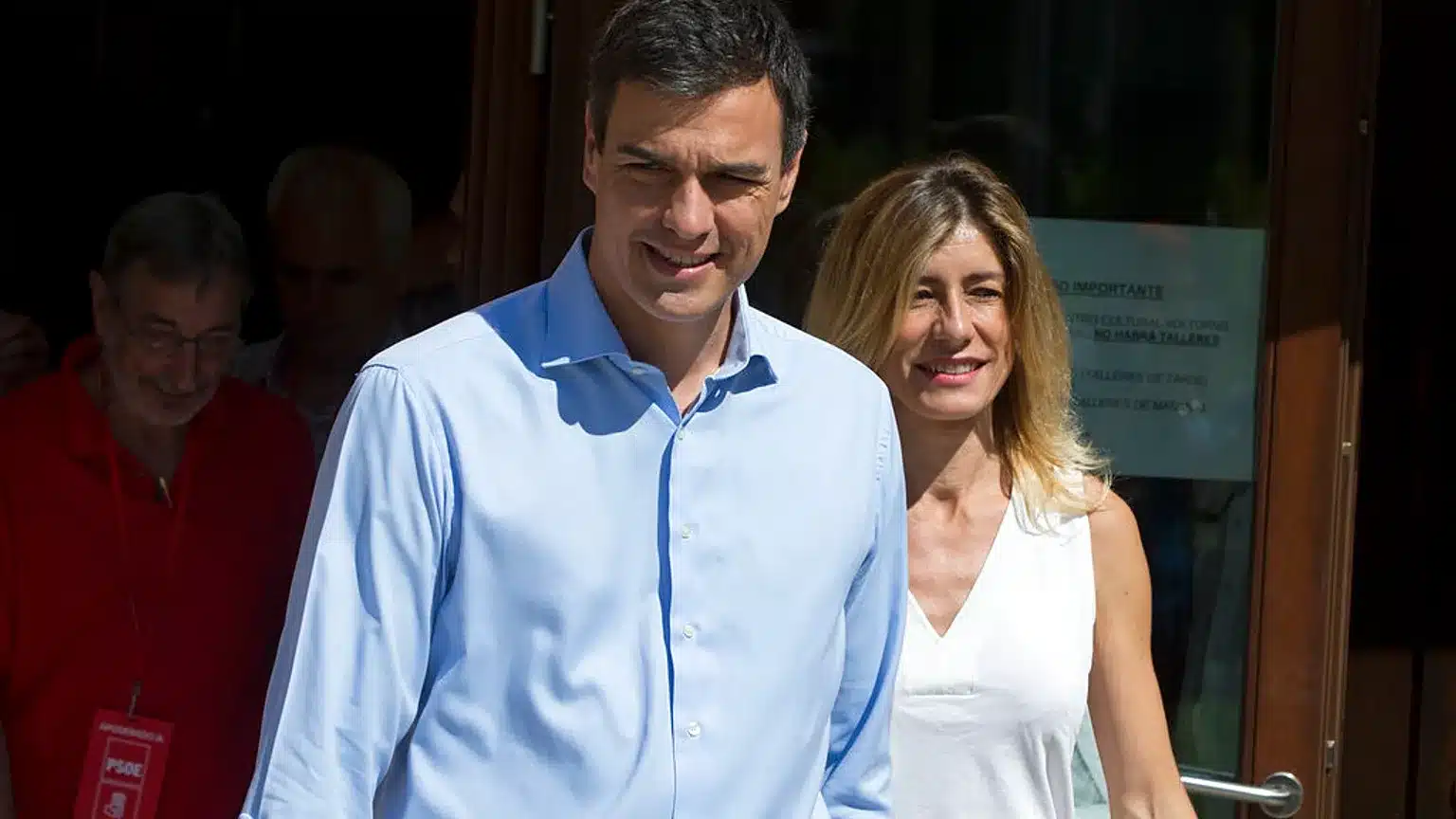 Spagna, la moglie di Sánchez rinviata a giudizio: nuova bufera sul premier