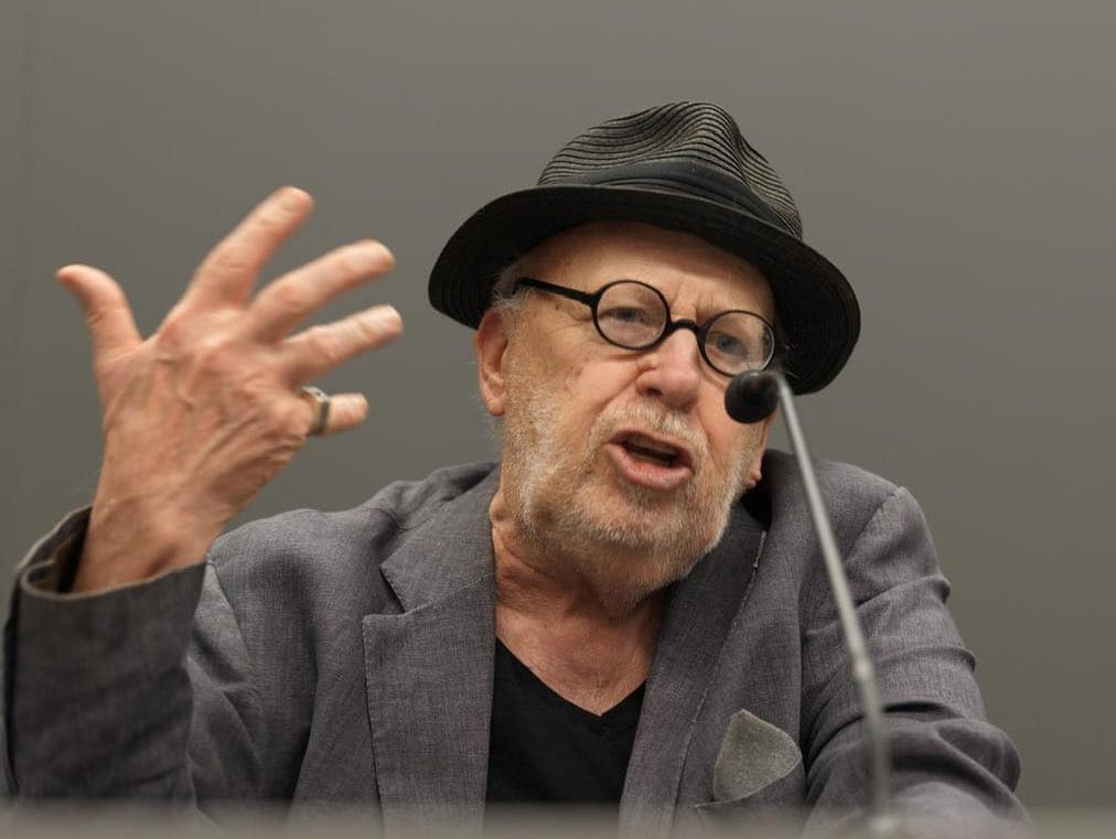 Joseph Kosuth a Villa Serena: arte, linguaggio e cura nel segno di “Un’Osservazione Grammaticale #10, Pescara”