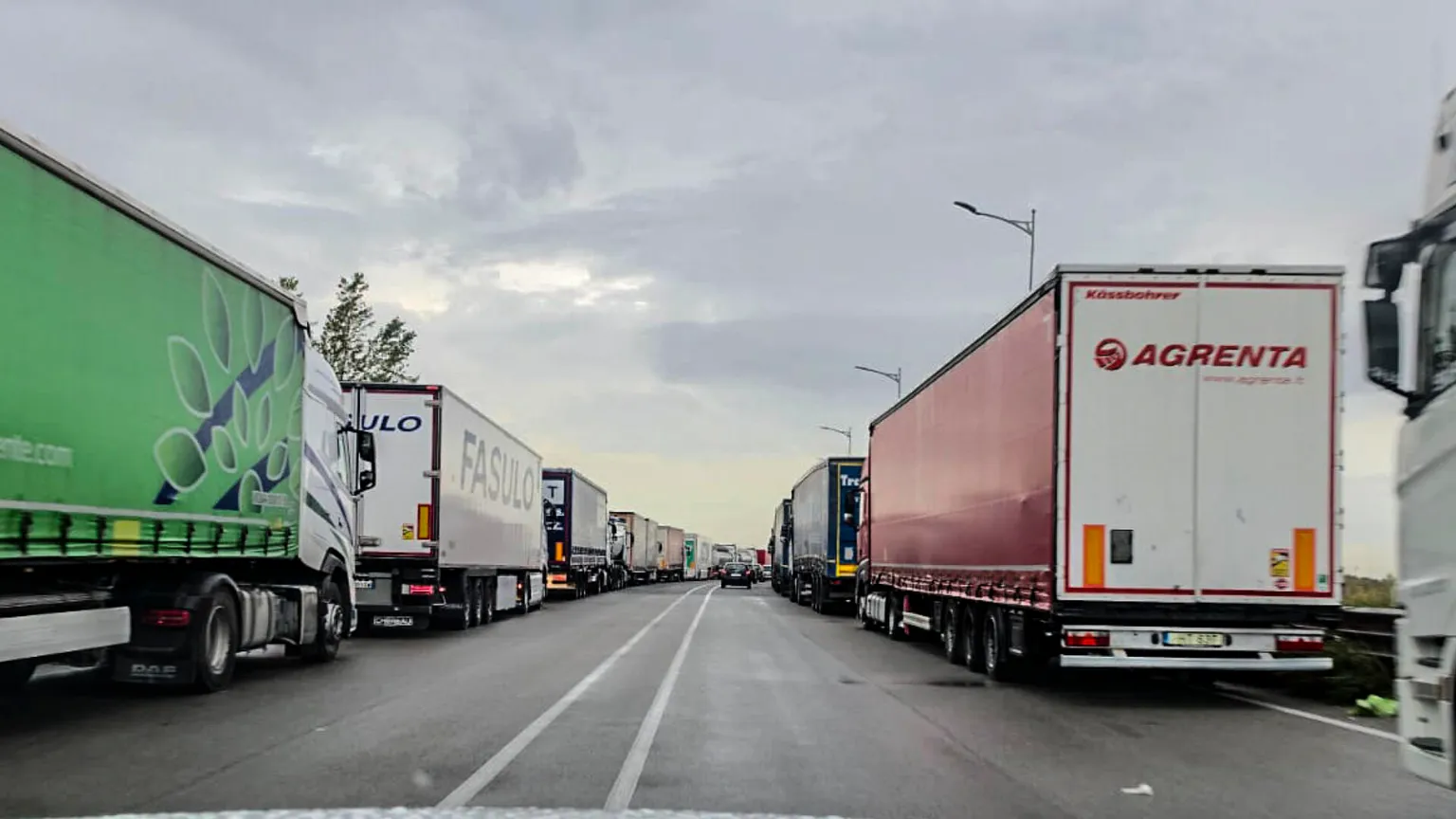 Crotone, si conclude il blocco dei Tir sulla Statale 106: autotrasportatori pronti a riprendere la mobilitazione