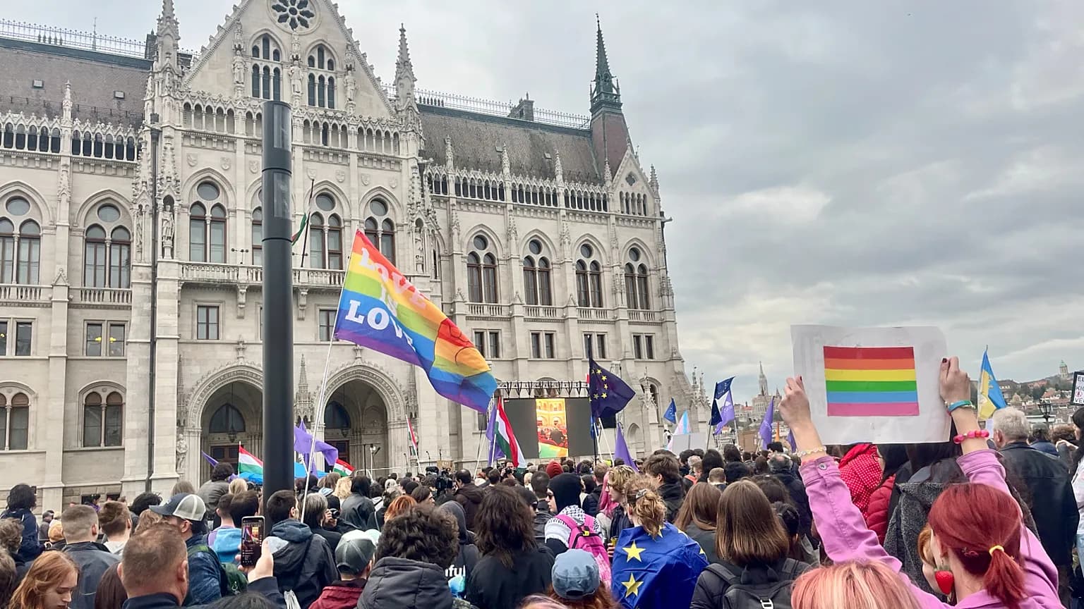 Ungheria: il Parlamento abolisce le restrizioni Lgbtq+, Bruxelles libera 4,2 miliardi