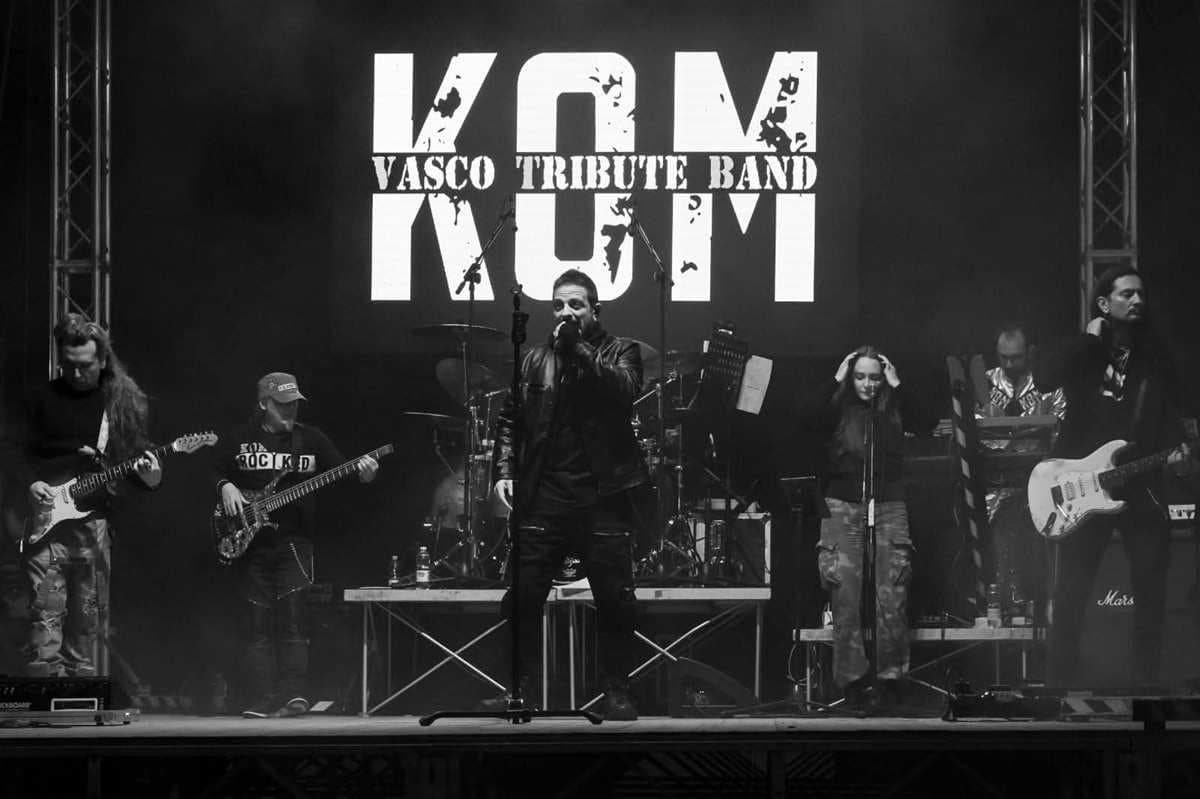 Pescara, “La Notte dei Fuochi”: i KOM – Vasco Tribute Band live alla Festa di Sant’Andrea