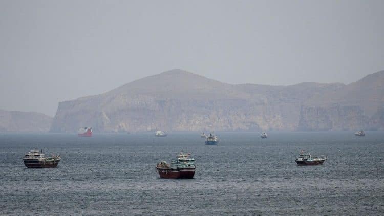 Iran apre su Hormuz ma frena sul nucleare
