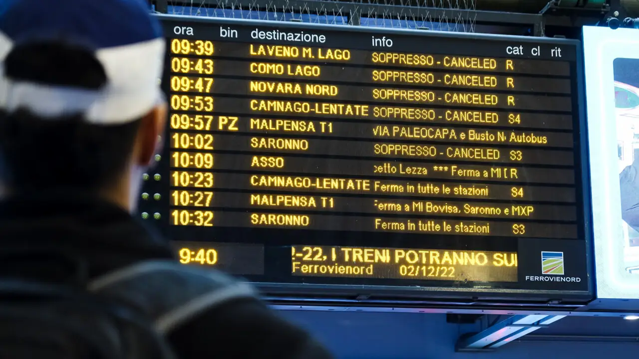 Sciopero treni l’11 e 12 giugno, rischio caos per i viaggiatori: orari, motivi e servizi garantiti