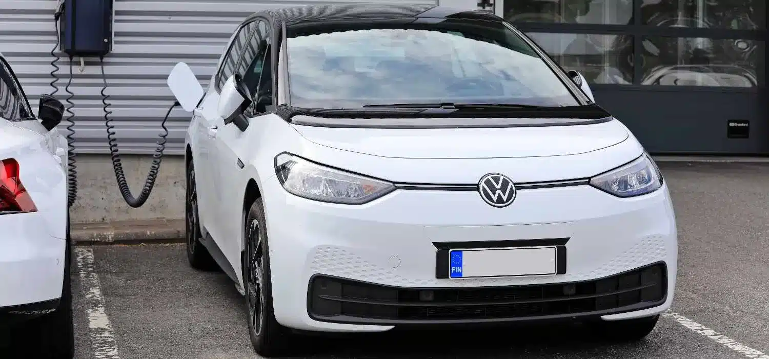 Bruxelles verso l’obbligo del 70% di componenti Ue per le auto elettriche