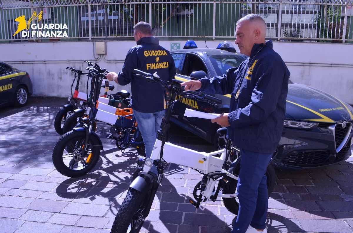 Pescara, sequestrate 96 e‑bike non conformi