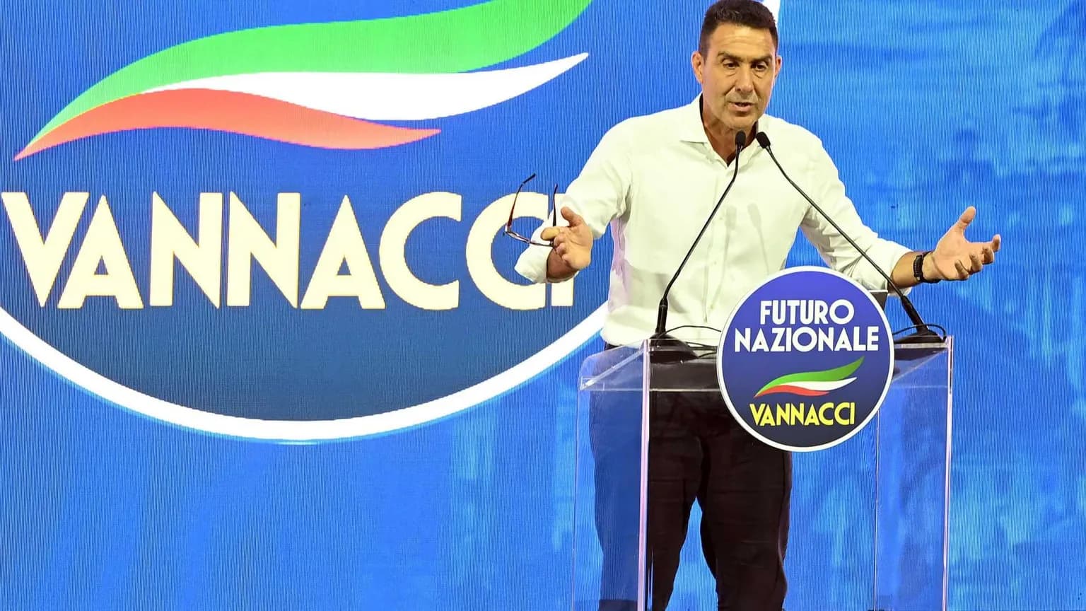 Vannacci: "Gonna corta o lunga? Preferisco una donna senza gonna"
