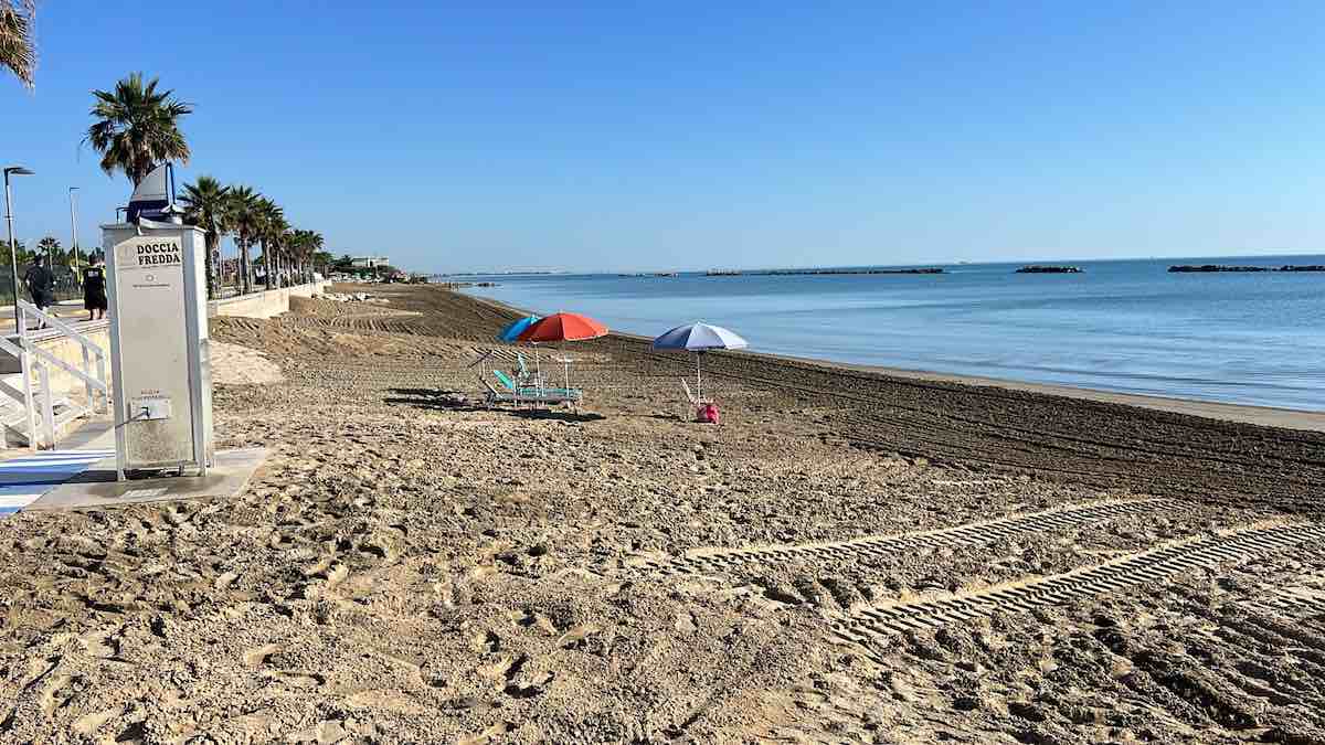 Ripascimento morbido completato: oltre 3.300 metri cubi di sabbia restituiti alle spiagge di Roseto