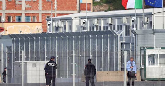 Il Parlamento Europeo premia un'inchiesta sui centri in Albania